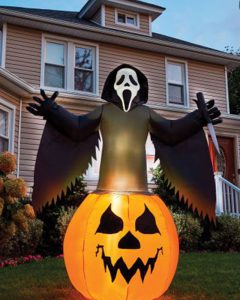 דמות מפחידה לקישוט החצר